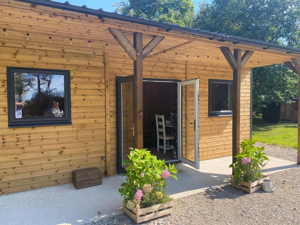 Kingfisher Cabin - Wild Escapes Wrenbury Off Grid Glamping - Ages 12 And Over Baddiley ภายนอก รูปภาพ